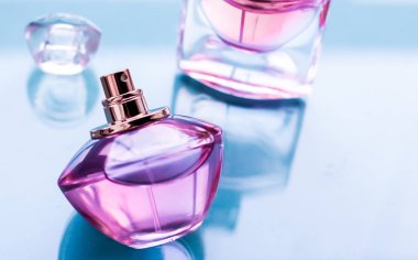 Parlak arka planda pembe parfüm şişesi, tatlı çiçek kokusu, gl