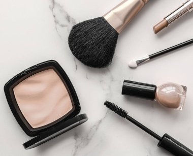 Makyaj ve kozmetik ürünleri mermer, düz arkaplan