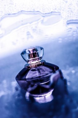 Mor suyun altında parfüm şişesi, kız gibi tatlı deniz kıyısı kokusu.