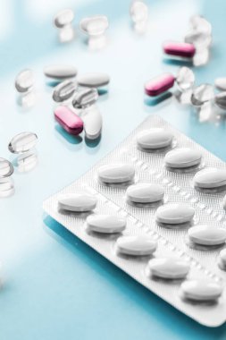 Beslenme için haplar ve kapsüller, yaşlanmayı önleyen güzellik takviyesi.