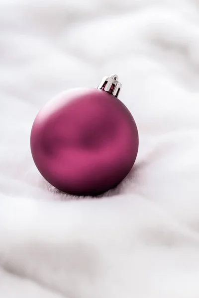 Purpurové Vánoce na pozadí bílé chlupaté kožešiny, luxusní Wi — Stock fotografie