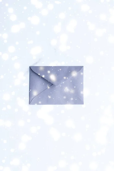 Sobres de papel en blanco de vacaciones de invierno en mármol con nieve brillante f — Foto de Stock