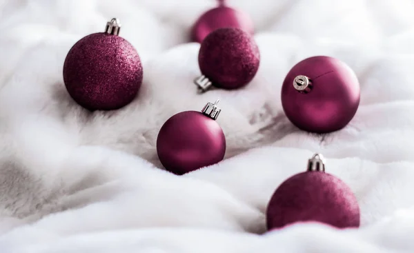보라색 크리스마스 장식에 흰색 푹신한 모피 배경, 럭셔리 wi — 스톡 사진