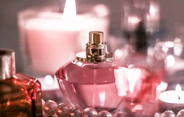 Butelka perfum i vintage zapach na stole próżności glamour w — Zdjęcie stockowe