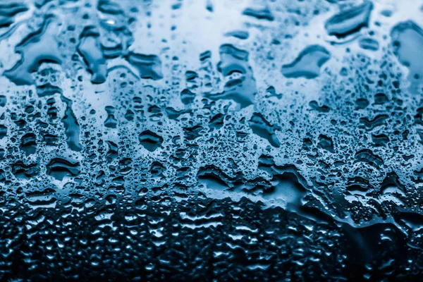 Textura vody abstraktní pozadí, aqua kapky na modré sklo jako s — Stock fotografie