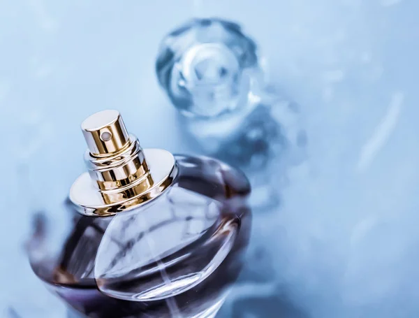Butelka perfum pod błękitną wodą, świeży morski przybrzeżny zapach jako glam — Zdjęcie stockowe