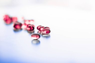 Sağlıklı beslenme için kırmızı haplar, destek hapları ve probi.