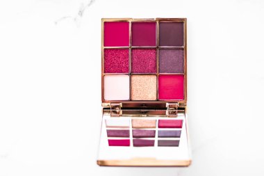 Mermer arka planda göz farı paleti, makyaj ve kozmetik p