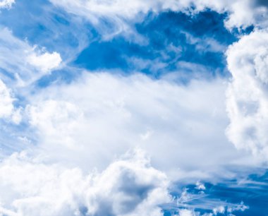 Mavi gökyüzü arkaplanı, beyaz bulutlar ve parlak güneş ışığı