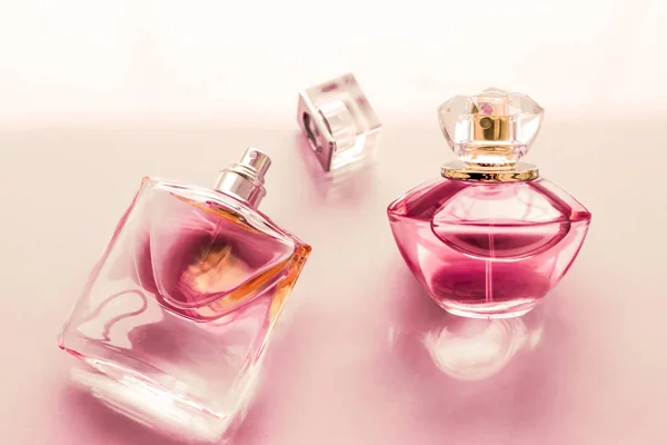 Flacon de parfum rose sur fond brillant, parfum floral doux, gl — Photo