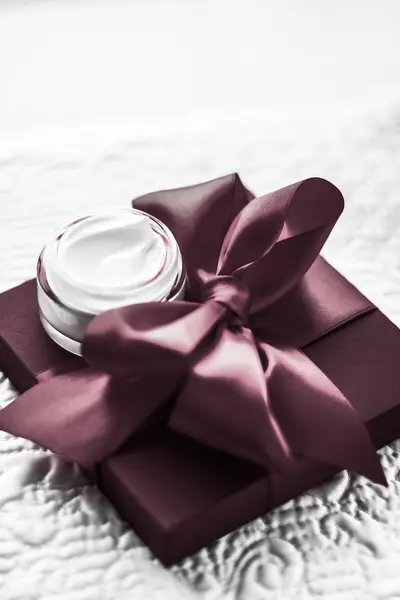 Luxusní krém na obličej pro citlivou pleť a čokoládový sváteční dárek — Stock fotografie