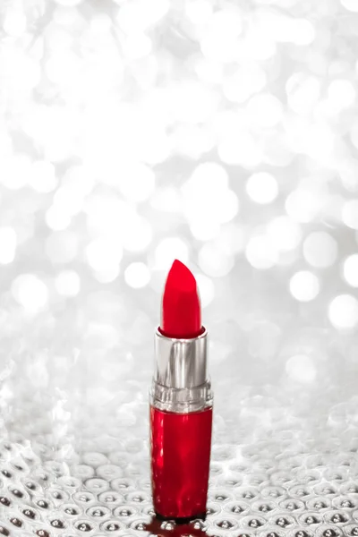 Lápiz labial rojo en plata Navidad, Año Nuevo y San Valentín Día h — Foto de Stock