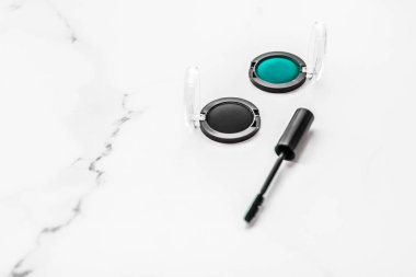 Göz farı, siyah kalem ve maskara mermer arka plan, göz farı.