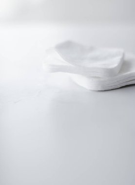 Mermer arka plan, kozmetik ve makyaj malzemelerinde organik pamuk pedleri 