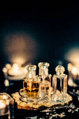 Parfüm şişeleri ve gece kaliteli koku, aroma kokusu, fra