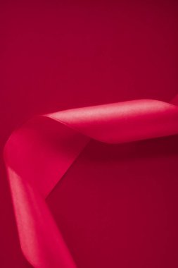 Pembe arka planda soyut kıvrımlı ipek kurdele, özel lüks. 