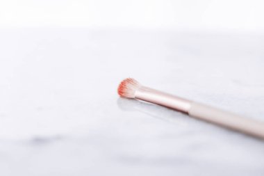 Mermer sırtlı temel yüz hatları için makyaj fırçası