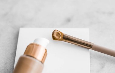 Makyaj şişesi ve mermer, makyaj fırçası