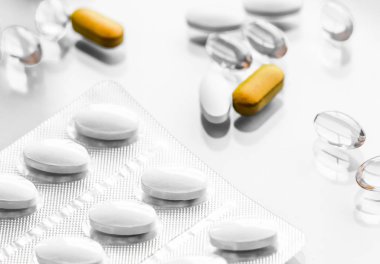 Beslenme için haplar ve kapsüller, yaşlanmayı önleyen güzellik takviyesi.