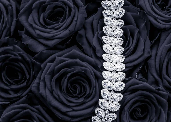 Pulsera de joyas de diamantes de lujo y rosas negras flores, love gi — Foto de Stock