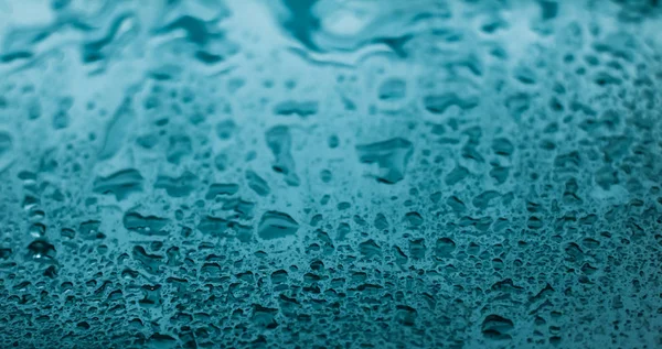 Vatten konsistens abstrakt bakgrund, aqua droppar på turkos glas — Stockfoto