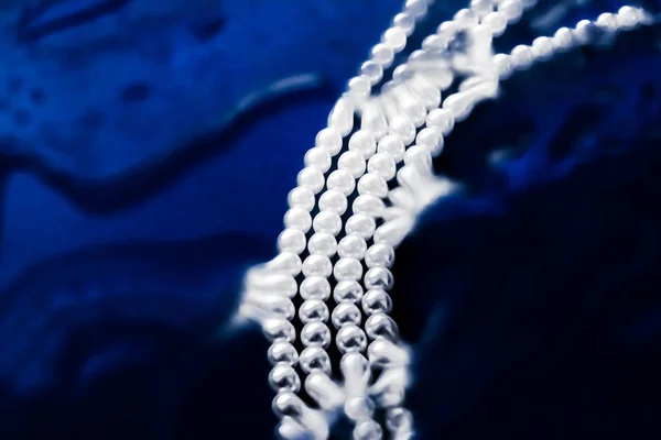 Bijoux côtiers mode, collier de perles sous fond bleu marine — Photo