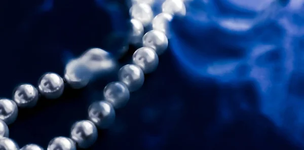 Moda de joyería costera, collar de perlas bajo respaldo de agua azul — Foto de Stock