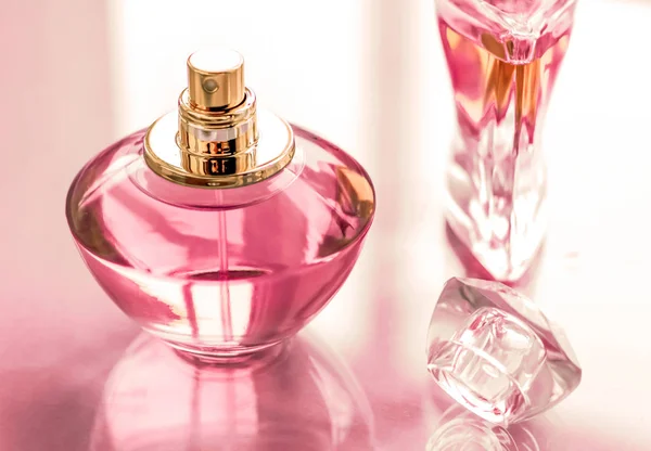 Rosa Parfümflasche auf glänzendem Hintergrund, süßer blumiger Duft, — Stockfoto