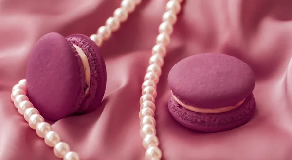 Bijoux de macarons et perles sucrés sur fond de soie, parisia — Photo