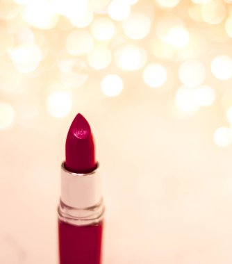 Altın Noel 'de koyu kırmızı ruj, Yeni Yıl ve Sevgililer Günü 