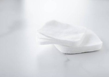 Mermer arka plan, kozmetik ve makyaj malzemelerinde organik pamuk pedleri 