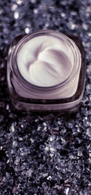 Parlak arka planda sağlıklı cilt için lüks yüz kremi, 