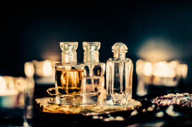 Parfüm şişeleri ve gece kaliteli koku, aroma kokusu, fra