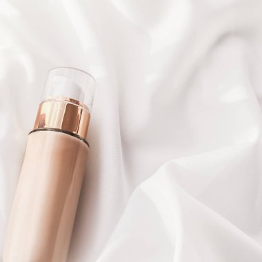 Tonal BB krem şişesi. Çıplak kayak için sıvı temel.