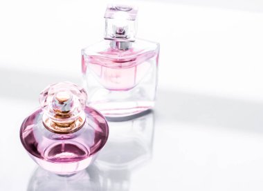 Parlak arka planda pembe parfüm şişesi, tatlı çiçek kokusu, gl