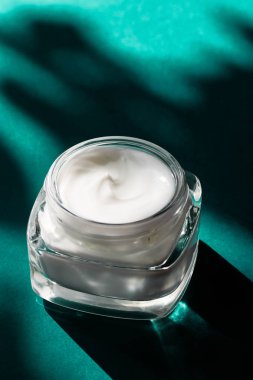 Hassas cilt için güzellik kremi, nemlendirici lüks kaplıca kooperatifi.