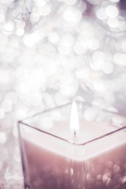 Noel 'de pembe aromalı mum ve yeni yıl parıltısı.