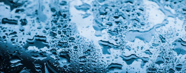 Struktura wody abstrakcyjne tło, aqua krople na niebieskim szkle jako s — Zdjęcie stockowe