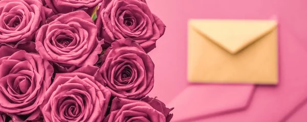 Tatil aşk mektubu ve çiçek teslimatı, lüks bir buket gül. — Stok fotoğraf
