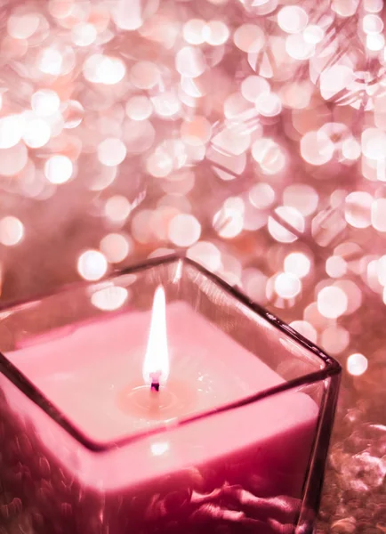 Red aromatic candle on Christmas and New Years glitter backgroun — Stock Photo, Image