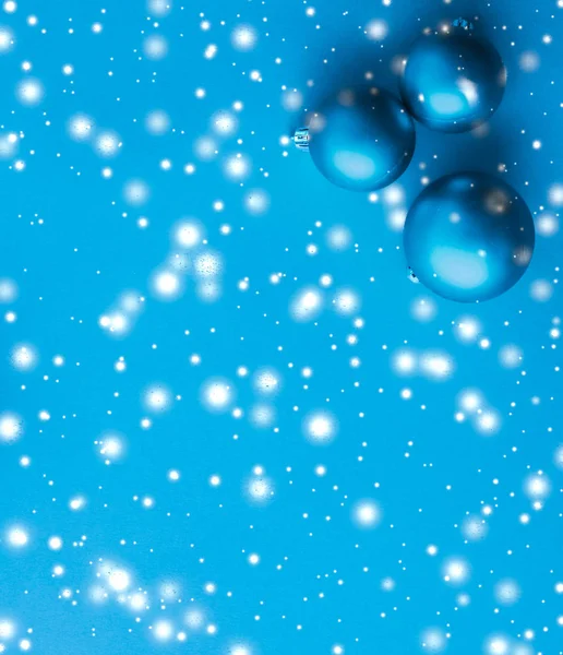 Natal bugigangas no fundo azul com brilho de neve, luxo w — Fotografia de Stock