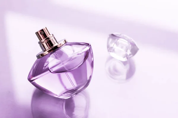 Fialová láhev parfému na lesklém pozadí, sladká květinová vůně, — Stock fotografie
