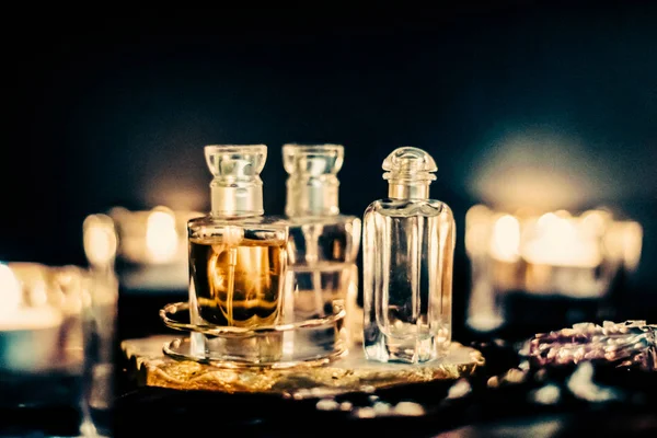 Butelki perfum i zapach vintage w nocy, zapach, fra — Zdjęcie stockowe