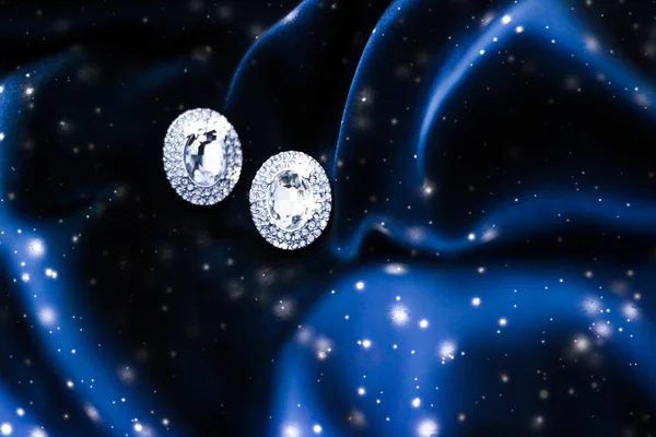 深蓝色丝绸的豪华钻石耳环，雪闪闪发光，霍尔 — 图库照片