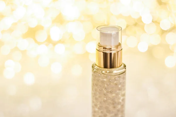 Żel bazowy do makijażu wakacyjnego, emulsja surowicy, butelka balsamu i złoto — Zdjęcie stockowe