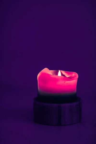 Vela de férias rosa no fundo roxo, design de marca de luxo — Fotografia de Stock