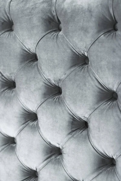 Tapicería de sofá acolchado de terciopelo de lujo plateado con botones, elega — Foto de Stock