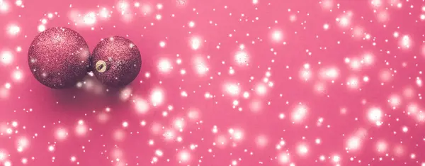 Christbaumkugeln auf rosa Hintergrund mit Schneeglitzern, Luxus — Stockfoto