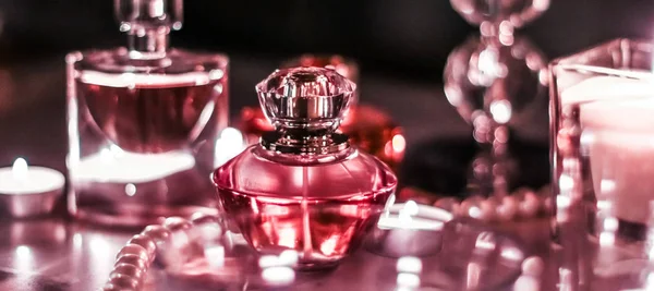 香水瓶とヴィンテージ香り上の魅力的な虚栄心テーブル- — ストック写真