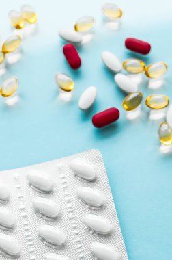 Beslenme için haplar ve kapsüller, yaşlanmayı önleyen güzellik takviyesi.